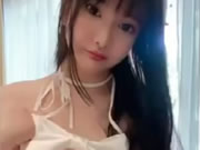 巨乳網紅小尤奈 坐在窗戶邊漏奶揉乳頭