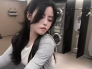 美女健身房玩動感單車故意露乳