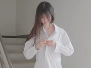 乖巧嫩妹在公共樓梯露出鮮嫩白虎香甜蜜汁