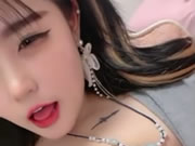 紋身正妹跳舞和搖晃她的乳房