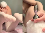 純情白絲正妹在床上開發她的雙穴